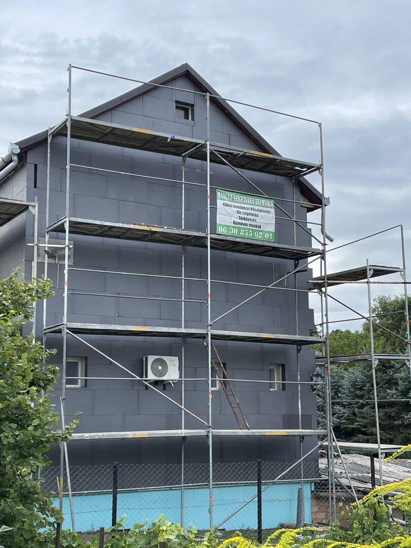 Homlokzatszigetelés és állványzat egy háznál, ahol dolgoztunk Homlokzatszigetelés és állványzat egy háznál, ahol dolgoztunk